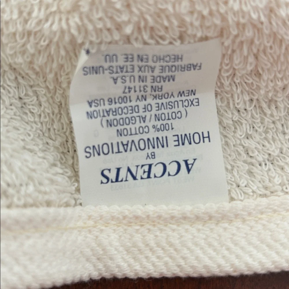Macy’s Accents by Home Innovations Christmas fancy guest bath and hand towel set - Picture 4 of 5